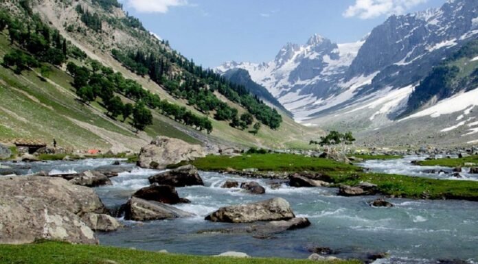14 Beautiful Valleys in India to Explore This Year
